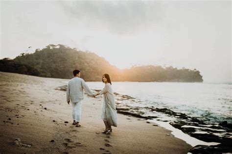 Tempat prewedding di bali ini sangat cocok untuk kamu yang selalu menantikan indahnya pemandangan sunset dikala senja menyapa, eaakk. 15 Ide Pre-wedding Berlatar Senja. Jaminan Indah dan Romantis Tanpa Banyak Usaha~