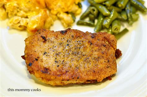 How to cook thin pork chops on the stove without drying them out. This Mommy Cooks: Pan Fried Pork Chops