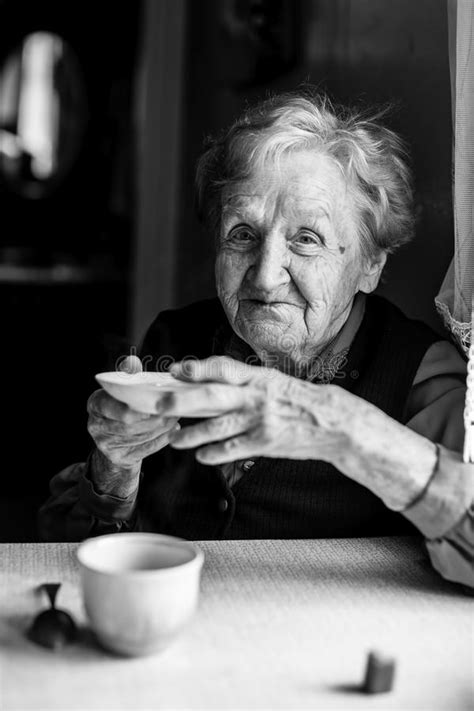 Babcia Pije Herbaty Czarno Biały Portret Kobieta Zdjęcie Stock Obraz