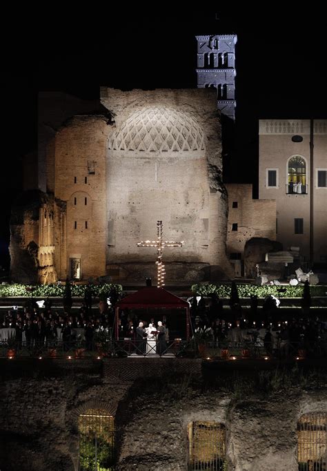 Las Mejores Imágenes Del Vía Crucis Que Presenció El Papa Francisco Frente Al Coliseo De Roma Snt