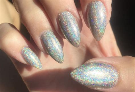 Everyone S Obsessed With The Holographic Nail Trend Metro News