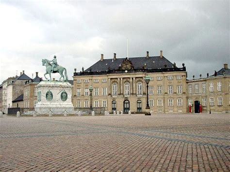 Din acestea 82 sunt locuite, cele mai mari insule fiind funnen şi zealand. Palatul Amalienborg: Obiective turistice Danemarca ...