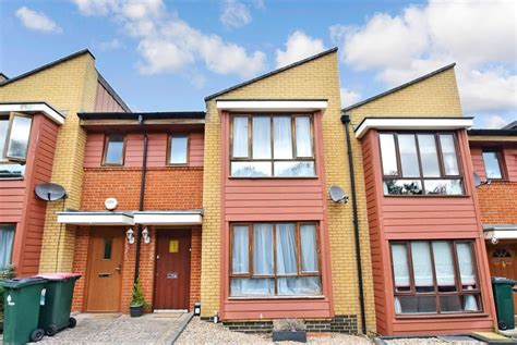 Bed Terraced House For Sale In Commonwealth Drive Three Bridges