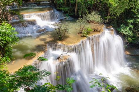 Punto De Vista De La Cascada De Huay Mae Khamin En El Cuarto Piso En