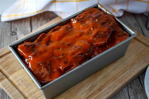 One meatloaf recipe i read recently used 1 1/2 lbs of ground beef and some other ingredients, resulting in single loaf with a total weight of about two pounds. Simple Meatloaf Recipe With Optional Topping