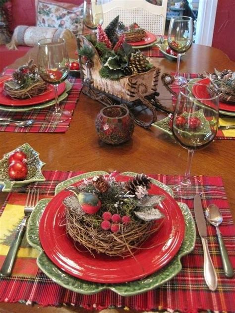 When you're setting a table, you've got to have a great foundation. 15 Traditional Christmas Table Setting Ideas | HomeMydesign