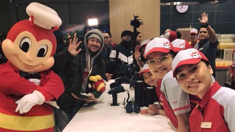 Look Filipinos Get A Taste Of Home As Jollibee Opens Toronto Store