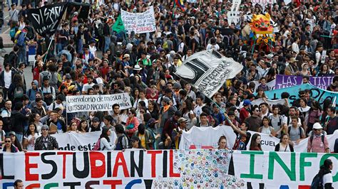 Mejores condiciones de salud, educación, seguridad en las regiones, cese intercambio de bombas lacrimógenas y piedras en las protestas de colombia el martes por la noche (efe). Estudiantes en Colombia en pie de lucha