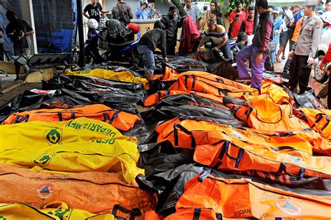 At least 235 people have been killed as a tsunami hit beaches around sunda strait in indonesia on saturday night, according to the country's officials. Indonesia tsunami: Hundreds killed after apparent eruption ...
