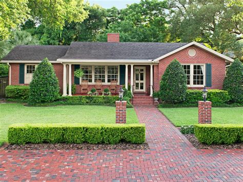Awasome Front Yard Landscaping Ideas Red Brick House 2022 Ansor Plat K