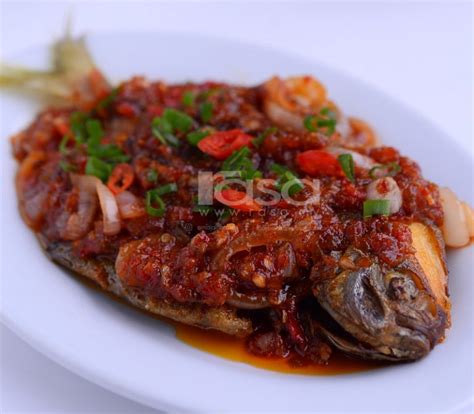 Chef fazalina membawakan resipi ikan bawal masak sambal tomato. Cara Masak Ikan Bawal 3 Rasa, Gerenti Jilat Jari.