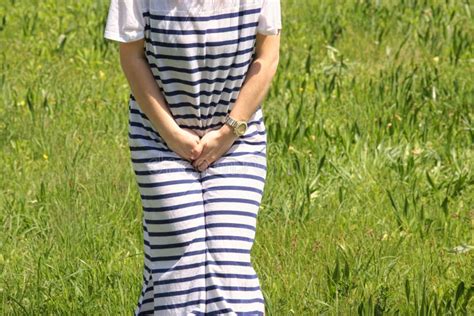 La Femme Fait Pipi Dans La Nature Image Stock Image Du Personne