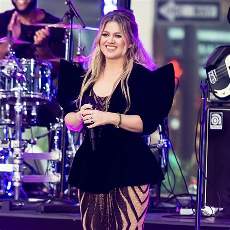 kelly clarkson continues to flaunt her new slim figure in a floral belted dress for her talk