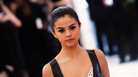 Selena Gomezs Ai Met Gala Look Went Viral Left A Lot Of People Confused