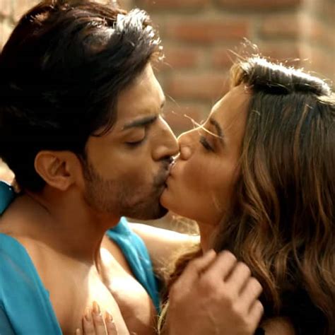sana khan and gurmeet choudhary s hot kissing scene from wajah tum ho song