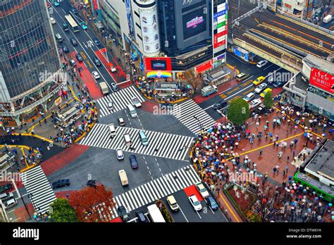 Shibuya Crossing In Rain Hi Res Stock Photography And Images Alamy