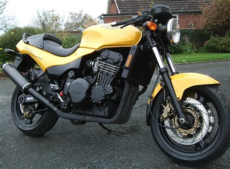 The thruxton's overall design dates back to 1960 starting with the paint scheme and matching stripes. TRIUMPH SPEED TRIPLE DAYTONA TRIDENT 900 CAFE RACER