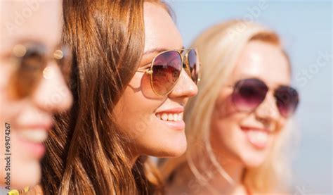 Close Up Of Smiling Young Women In Sunglasses Stockfotos Und