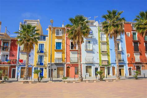 Membre de l'ue et de nombreuses instances européennes et internationales, ce pays moderne est réputé à. Villajoyosa : la ville côtière colorée d'Espagne ...