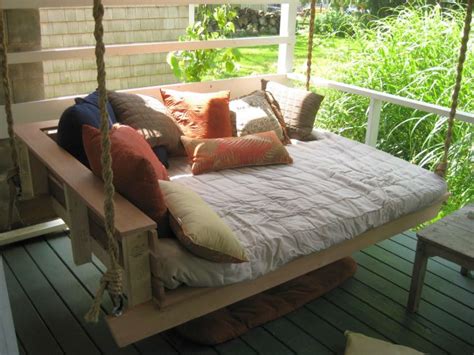 18 Restful Outdoor Swinging Bed Designs