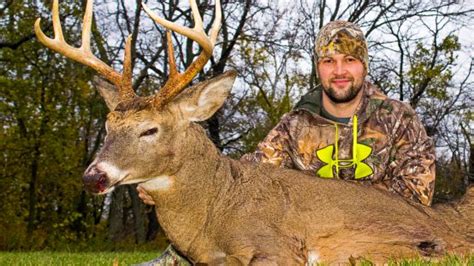 Hero Shot Outfitters Illinois Trophy Whitetail Hunting