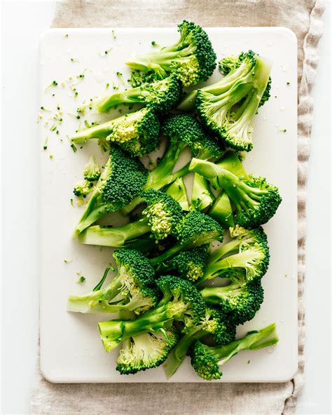 Simply mix the florets in a bowl with seasonings and olive oil. How to Make Crispy Air Fryer Roasted Broccoli · i am a ...