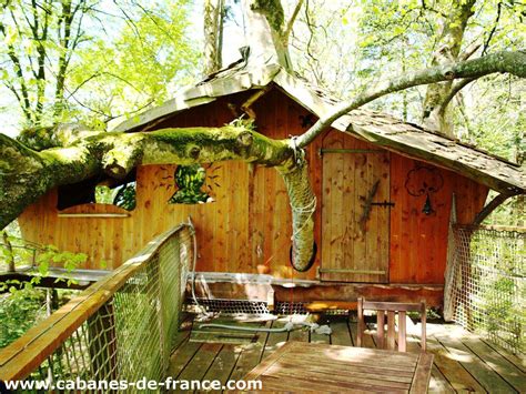 Les locataires des cabanes dans les arbres doivent être munis d'un téléphone portable chargé. Cabane Jonquille - Cabanes de Kermenguy : Cabane dans les ...
