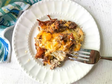 It is quick and easy to throw together. Keto Cauliflower & Cheeseburger Casserole - low carb ...
