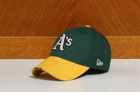 It is one of the most popular types of hats among the global just as the name indicates, this type of hat has large brim up to 10 inches and features a simple unformed rounded crown. File:Gorra MLB.JPG - Wikimedia Commons