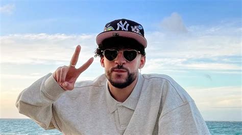 Bad Bunny Reaparece En Las Redes Con Una Selfie En La Playa Y Un Look