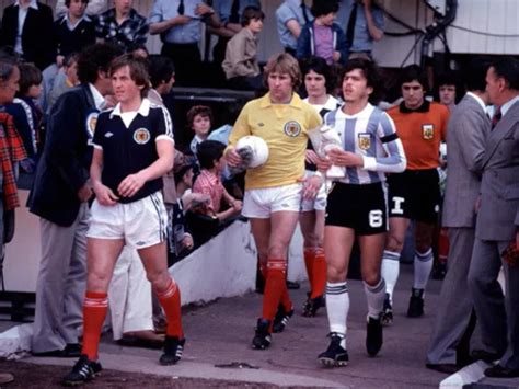 the league magazine on twitter scotland v argentina 1979 kenny dalglish and daniel passarella
