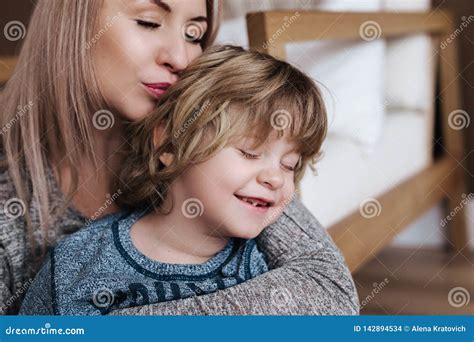 La Madre Está Besando A Su Hijo Mama E Hijo Día Feliz Del S De La
