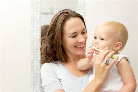 Es gibt babys, die in einem rutsch zahnen. Ab wann Baby Zähne putzen? Tipps zur ersten Mundhygiene