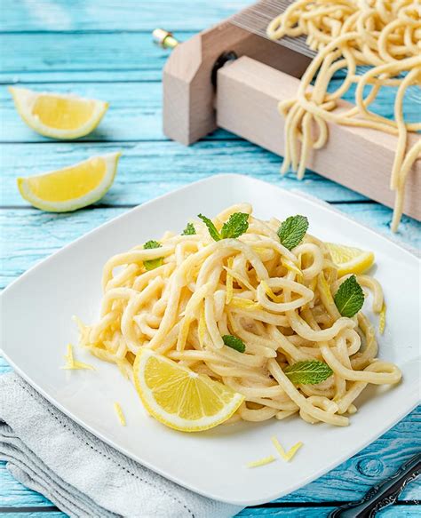 Gli spaghetti alla chitarra, detti anche maccheroni alla chitarra, sono una preparazione tipica della cucina abruzzese ecco come preparare gli spaghetti alla chitarra in casa con la ricetta originale. Spaghetti alla chitarra al limone - la ricetta di Cuoche ...