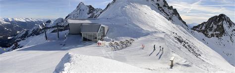Disponiamo di ampio parcheggio, garage coperto a richiesta, deposito sci e ampio giardino per giochi all'aperto. Rifugio con centro benessere in Trentino Passo del Tonale ...