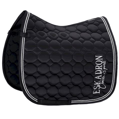 Eskadron reitsport produkte für das pferd sind seit vielen jahren unter reitern bekannt für ihre auch werden eskadron schabracken, halfter, stricke und andere artikel für das pferd regelmäßig für. Czaprak Eskadron Glossy, caviar/czarny - Sklep Jeździecki ...