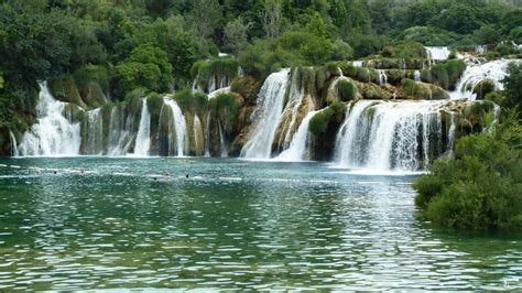 Schon im jahr 1985 wurde der nationalpark krka gegründet und lädt heute als eine der faszinierendsten. Krka Wasserfälle Foto & Bild | landschaft, wasserfälle ...