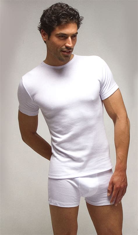 Encuentra la ropa interior masculina que buscas.¡compra ahora! Calzoncillos y camiseta interior de manga corta