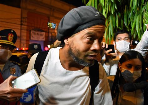 Juiz concede prisão domiciliar e Ronaldinho Gaúcho deixa cadeia no Paraguai após dias