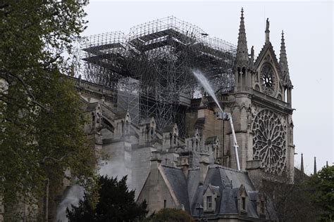 Így néz ki kedden reggel a kiégett Notre Dame képek
