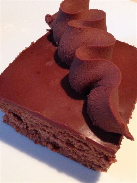 250 g mandorle pelate 80 g burro 50 g eritritolo 170 g yogurt greco 15 g cacao amaro in polvere 1 uovo 1 bustina lievito per dolci. TORTA AL CIOCCOLATO FARCITA CON GANACHE AL CIOCCOLATO FONDENTE