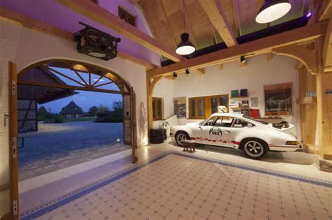 Toll gate revival on instagram: Oldtimer-Garage : lucente - Lichtplanung