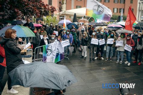 FOTO Lecco Trenta Associazioni Protestano Contro L Affossamento Del