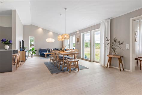 Begleiten sie die stolzen hausbesitzer auf einem. Wohnen mit Winkeln: Ein "Prio"-Haus auf Gotland ...