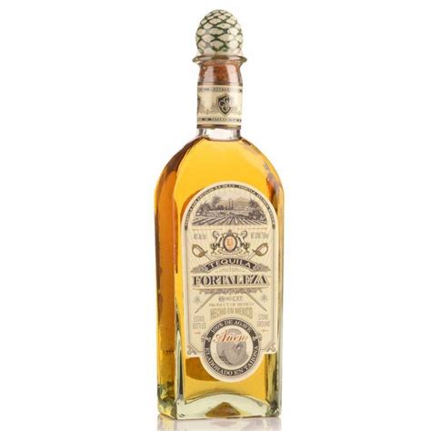 Rich in flavors of cooked agave. Tequila Fortaleza Añejo 750 ml