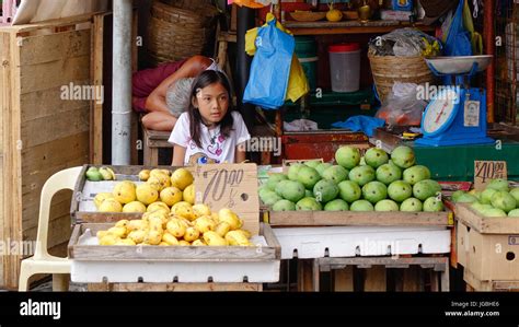 Little girl in manila philippines Banque de photographies et dimages à