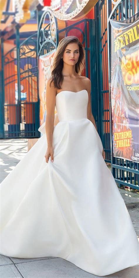 Choose from a broad selection of simple, traditional or designer satin wedding dresses. 24 Satin Wedding Dresses For The Minimalist Bride ...