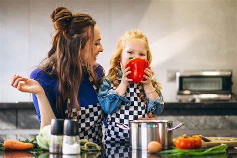 Madre E Hija Cocinando En Casa Foto Premium