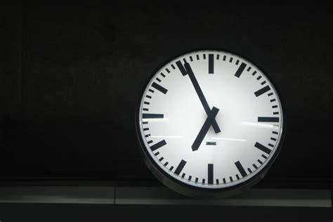무료 이미지 손목 시계 검정색과 흰색 화이트 밤 시각 번호 기차 저녁 상징 검은 가구 장식 분 다이얼