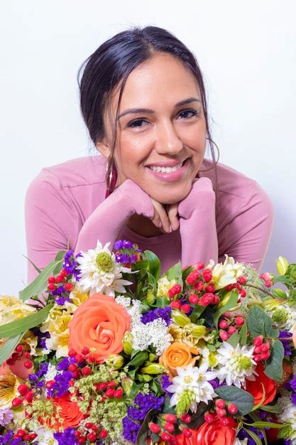 Premium Photo Cute Brunette Woman Enjoying Her Bouquet Of Flowers